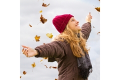 Image woman happy in the leaves